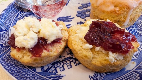 スコーンのトリビア　ジャムが先か　クリームが先か　スコーン２つ
