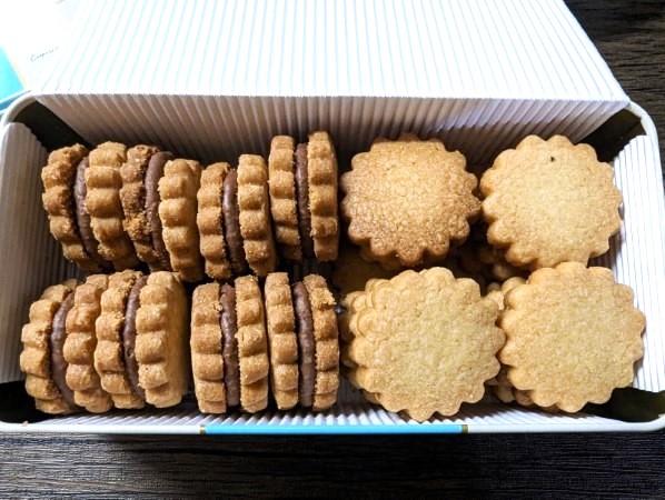 イズニー　ノワゼット&キャラメルサブレ　クッキー缶　中身