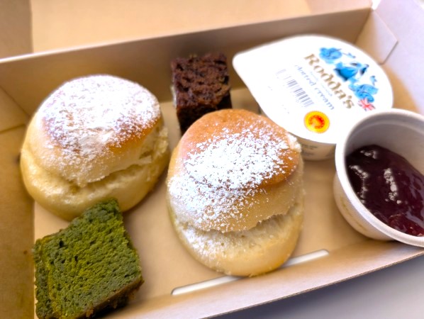 大阪関西万博　イギリス館レストラン　アフタヌーンティー　スコーン　テイクアウトボックス