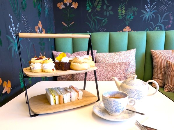 大阪関西万博　イギリス館　アフタヌーンティー　壁側