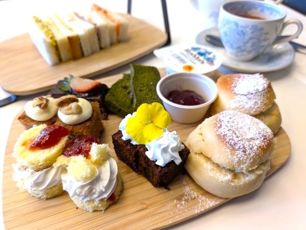 大阪関西万博　イギリス館　レストラン　アフタヌーンティー　全体（中）